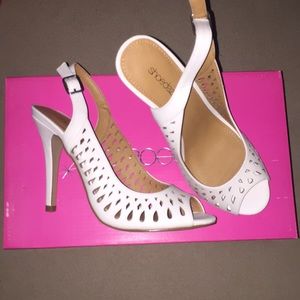 Shoe Dazzle Lora Sz 7 - white